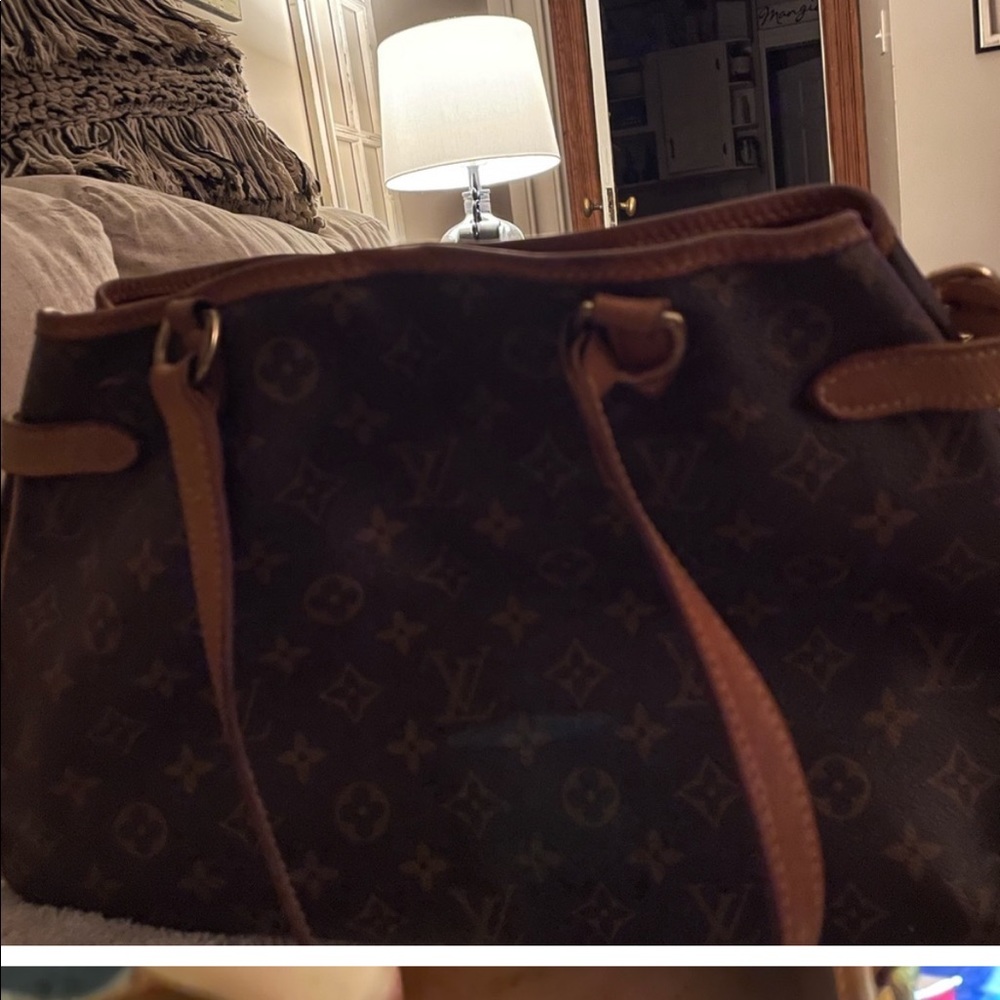 Authentic Louie Vuitton. Very good condition and piping.